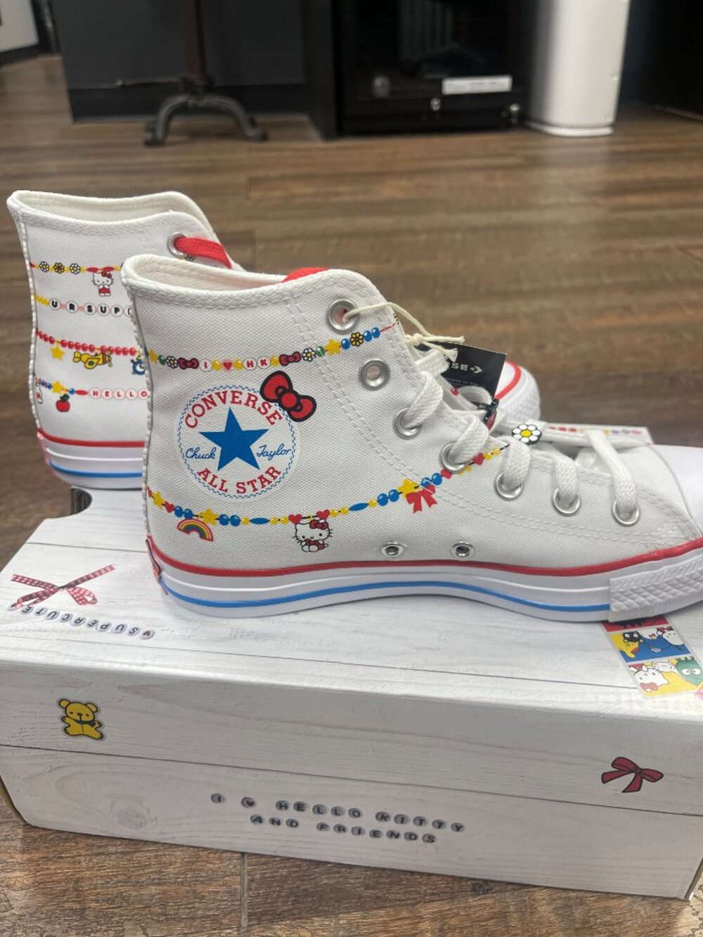 Converse x Hello Kitty Chuck Taylor Hi Women's 8 NWT - Picture 3 of 9